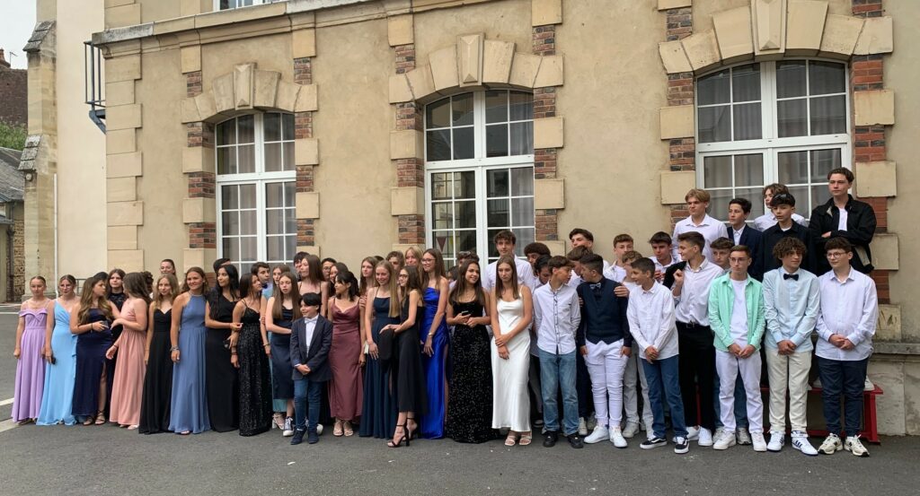 Les 3e lors de leur bal de fin d'année (29 juin 2023, sur le site de l'école primaire St Jean)