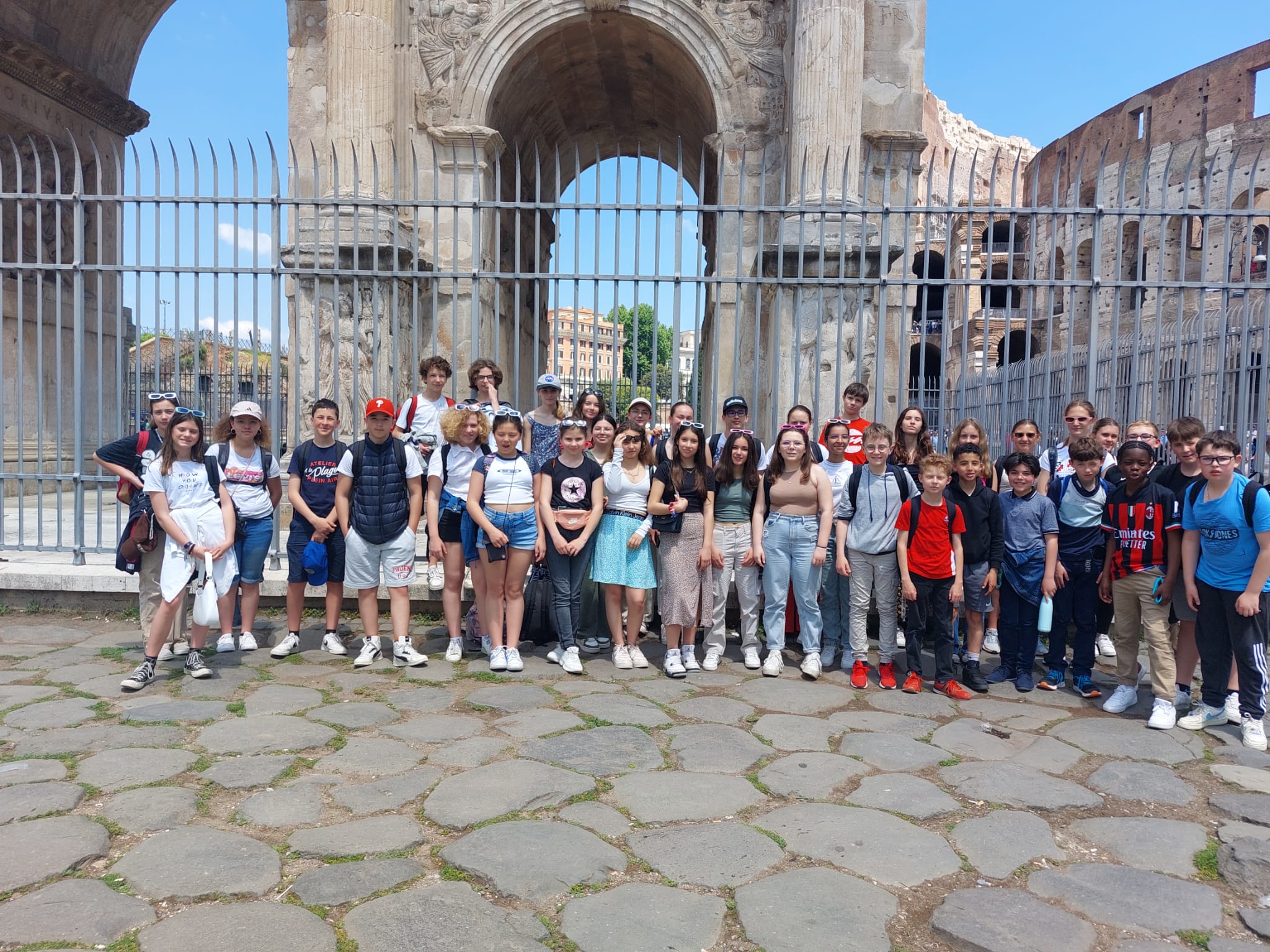 Les collégiens devant les sites antiques de Rome