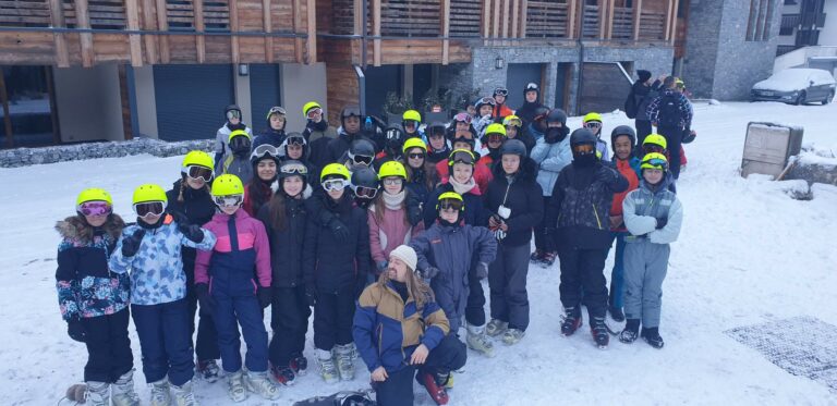 Lundi 8 janvier 2024, 8h55, photo de groupe avant de pratiquer le ski de fond