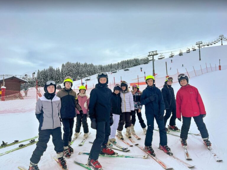 Mardi 9 janvier 2024 : départ pour pratiquer du ski, des jeunes écoutant les dernières consignes