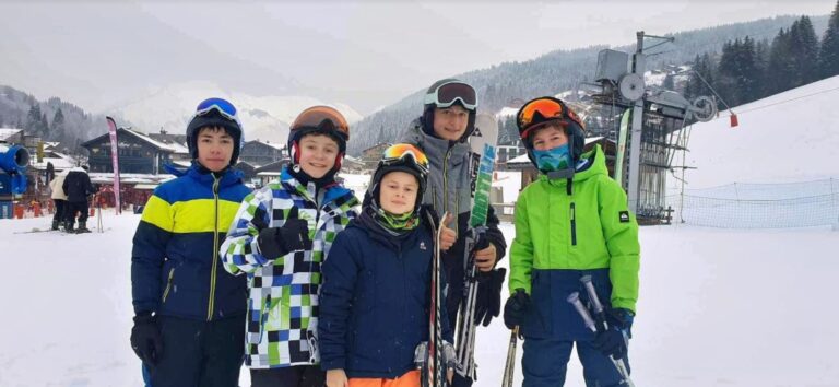 Mardi 9 janvier 2024 : départ pour pratiquer du ski, des jeunes heureux